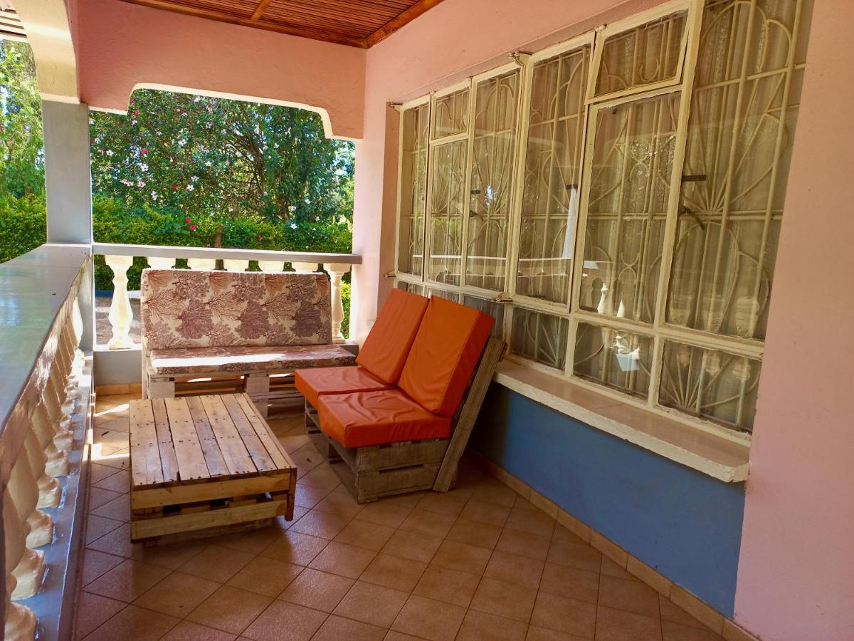 Kuniville Guest House Ньєрі Екстер'єр фото